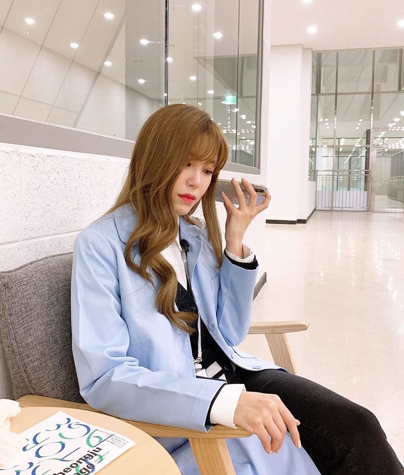 Jun Hyoseong flaunted his elongated legSinger and Actor Jun Hyoseong uploaded a photo to his instagram on April 2 with the phrase I work with the Ministry of Culture, Sports and Tourism.In the photo, Jun Hyoseong is on his cellphone with a long leg, which he showed off his beauty with long wave hair and white skin.han jung-won