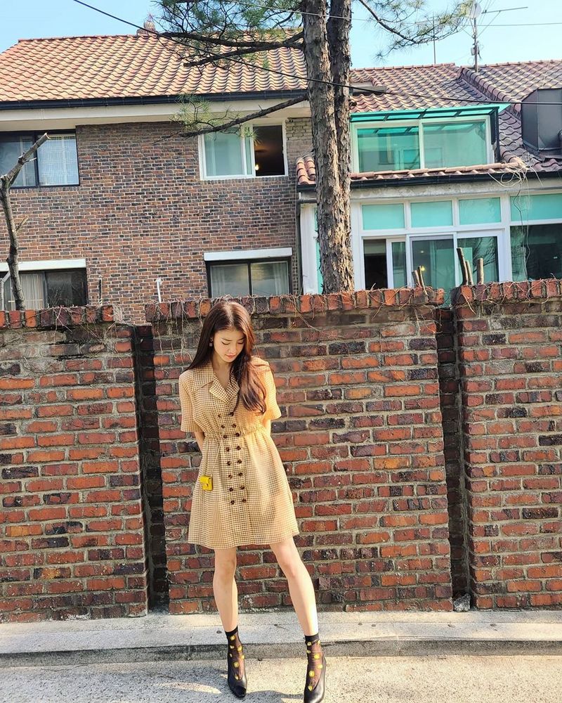 Lee Si-young has revealed her beautiful current situation.Actor Lee Si-young wrote on his Instagram on April 3, Ive been up all night for a long time, after shooting and back to #SellupBeauty Studios.Today is the day to take a celeb beauty! The photo shows Lee Si-young smiling brightly in a yellow One Piece, whose forsythia-like beauty catches the eye.kim myeong-mi