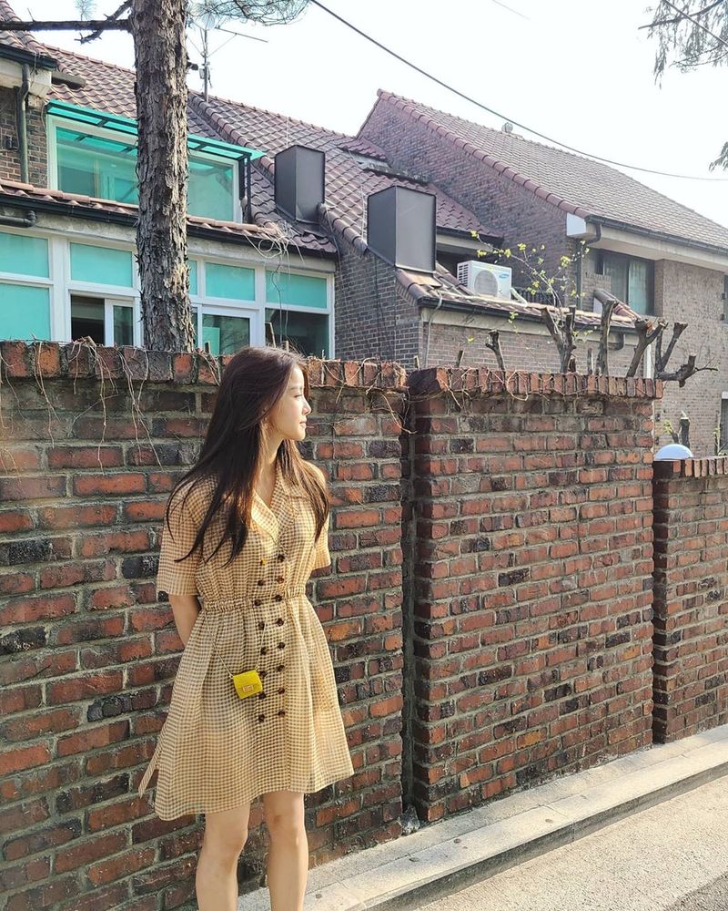 Lee Si-young has revealed her beautiful current situation.Actor Lee Si-young wrote on his Instagram on April 3, Ive been up all night for a long time, after shooting and back to #SellupBeauty Studios.Today is the day to take a celeb beauty! The photo shows Lee Si-young smiling brightly in a yellow One Piece, whose forsythia-like beauty catches the eye.kim myeong-mi