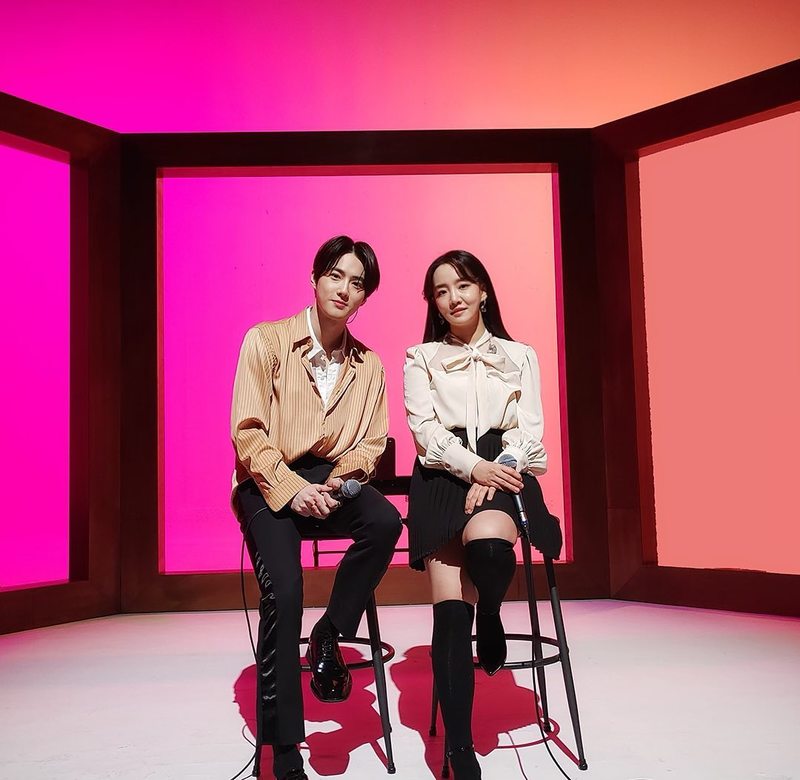 Younha has released a warm-hearted senior shot with Suho.Singer Younha uploaded a picture on his instagram on April 2, along with the phrase Your turn live clip with EXO Suho was released.In the photo, Younha is sitting side by side with Suho, smiling lightly, the two excited fans with a deep eye from a distance.han jung-won