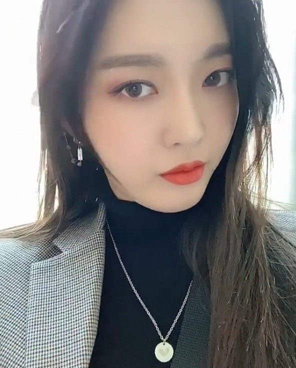 Anthem was transformed into black hair.Group AOA member Chan Mi shared a video on April 2 with the phrase first black makeup on her Instagram.In the video, Chan Mi is turning his head over in a jacket; he has thrilled fans with more mature Beautiful looks.han jung-won