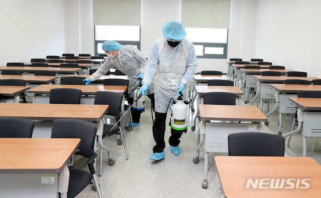 [인천=뉴시스] 이종철 기자 = 개강을 앞두고 27일 오전 인천시 연수구 가천대학교 메디컬캠퍼스에서 직원들이 신종 코로나바이러스 감염증(코로나19) 예방을 위해 사회적 거리두기의 일환으로 강의실 책상의 간격을 조정하고 방역하고 있다. 2020.03.27. jc4321@newsis.com