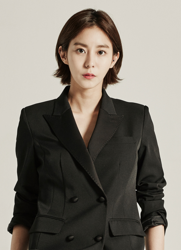 Actor Uee confirmed her appearance as the heroine of the SF8 (SF8) series Kenneth Tsang Kong Pod.SF8, which is produced by Sufilm in cooperation with MBC, the Korean Film Directors Association (DGK), and wave, is a story of humans dreaming of a complete society through technological development in the near future. It is a Korean version of the OLizynal SF Anthology series.Uee will co-work with Choi Siwon as the heroine Support of Kenneth Tsang Kong Podge, directed by Oh Ki-hwan, director of the movie The Work.Kenneth Tsang Kong Pod is a romantic comedy that depicts the process of men and women who meet through VR (virtual reality) making love even in real life.Uee, who has been receiving a good response with her up-and-coming acting ability and beauty, is expected to attract viewers with what charm she will have in the fresh romantic comedy Kenneth Tsang Kong Podge, which is a virtual reality.Meanwhile, the directors version of SF8 will be released on wave in July, and two OLizynal versions will be broadcast on MBC TV in August next month for four weeks.
