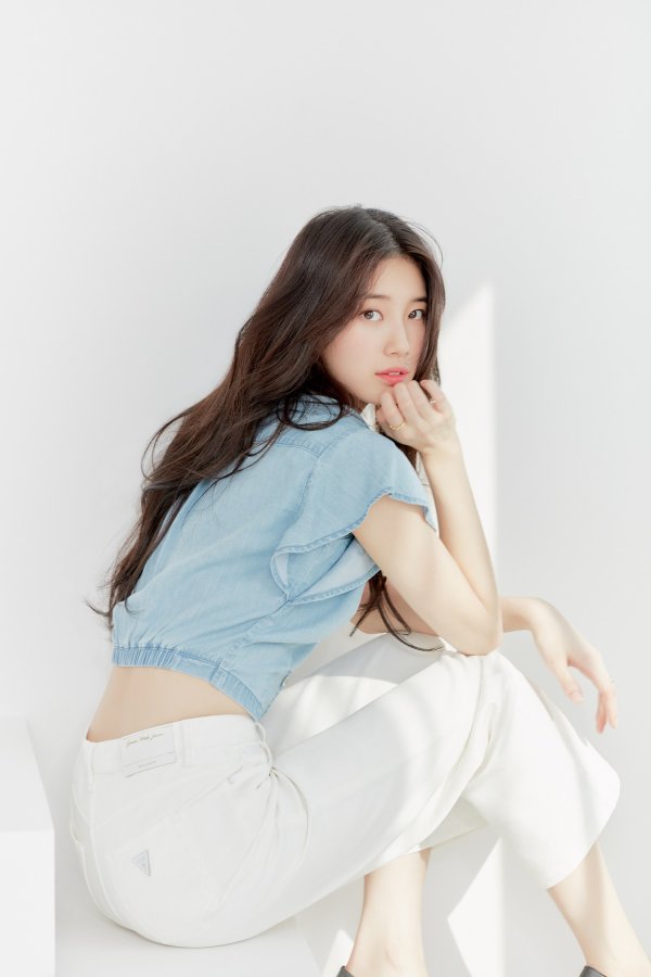 A further photo of Bae Suzys gin collection has been released.In this additional cut, Bae Suzy is wearing a denim overroll wide pants in Ice blue color, attracting attention with a pure and sophisticated image, and a fresh charm with a dianku fashion that matches a casual mood denim shoulder bag with a pastel tone T-shirt.Products worn by Bae Suzy in the picture can be found through the official online mall of Ges.