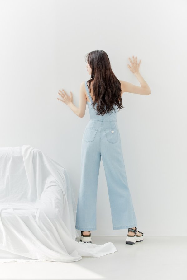 A further photo of Bae Suzys gin collection has been released.In this additional cut, Bae Suzy is wearing a denim overroll wide pants in Ice blue color, attracting attention with a pure and sophisticated image, and a fresh charm with a dianku fashion that matches a casual mood denim shoulder bag with a pastel tone T-shirt.Products worn by Bae Suzy in the picture can be found through the official online mall of Ges.