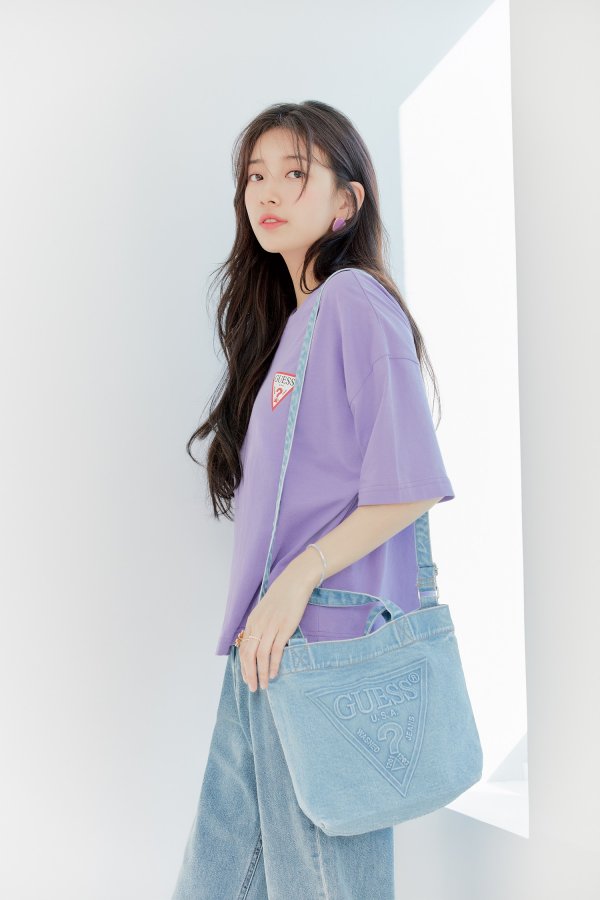 A further photo of Bae Suzys gin collection has been released.In this additional cut, Bae Suzy is wearing a denim overroll wide pants in Ice blue color, attracting attention with a pure and sophisticated image, and a fresh charm with a dianku fashion that matches a casual mood denim shoulder bag with a pastel tone T-shirt.Products worn by Bae Suzy in the picture can be found through the official online mall of Ges.