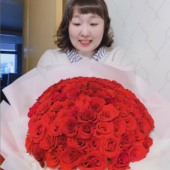 On the 3rd, Lee Su-ji posted a picture on his instagram with an article entitled Where is Bae Suzy? Thank you for celebrating.Lee Su-ji, in the public photo, is holding a rose flower, and I feel warm in the appearance of Smile with a bright ball while looking at the rose flower that was received on April 2nd birthday.So, the announcer said, Oh, my God!! Congratulations!!! ! And Onami commented, Todays Surprise was successful.Meanwhile, Lee Su-ji appeared in the Channel A drama Touch.