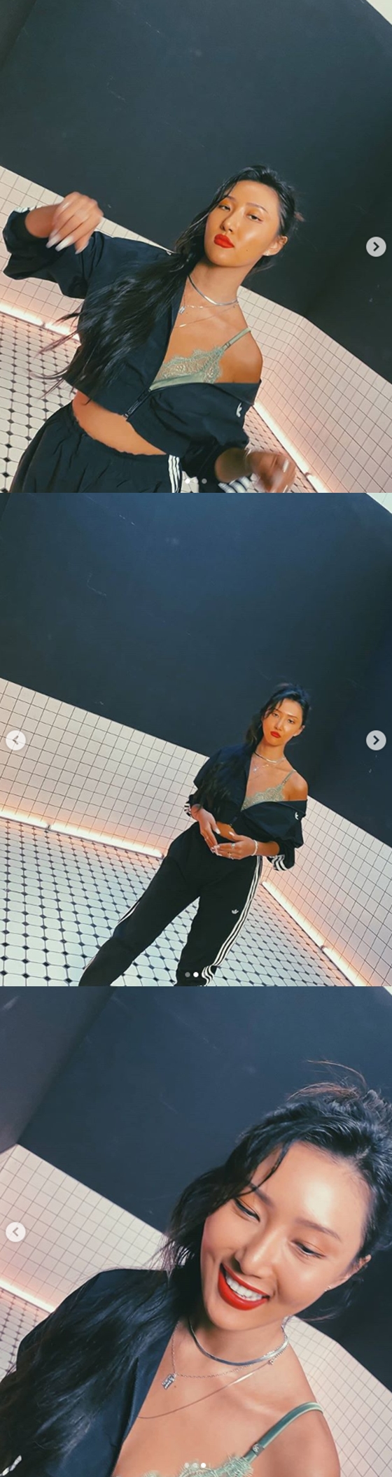 Hwasa posted three photos on his personal instagram on the 2nd without any separate words.In the photo, Hwasa was staring at the camera with a training suit set and dark makeup.Hwasa showed off her healthy and imposing charm with a pair of bronzed Skins and intense RED lip makeup.Many netizens who responded to this showed various reactions such as charm rich, copper skins well, and Hwasa fighting.Meanwhile, Hwasa made headlines on the 18th of last month by featuring in the new song Physical by pop star Dua Lupa.