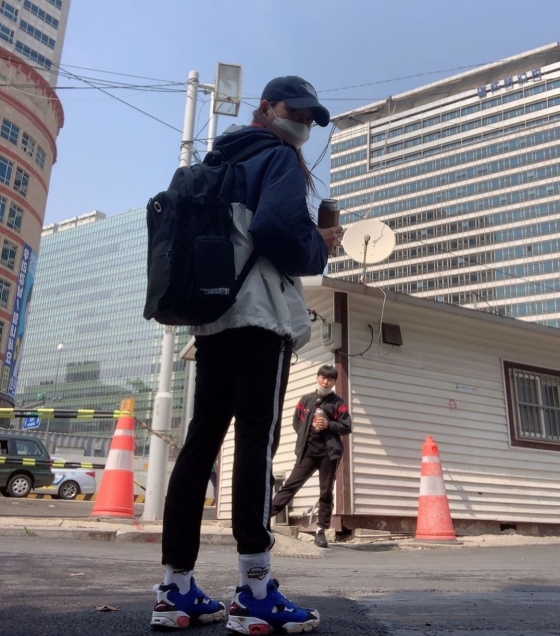 Group Gugudan member Kim Se-jeong transformed into the elder of the body.Kim Se-jeong posted a picture on his Instagram on the 3rd with an article entitled Good Morning Chest Senior Feelings.In the photo, Kim Se-jeong, wearing a mask and a hat and carrying a backpack, is shown. Kim Se-jeong pursued comfort with simple attire.The netizens who responded to this responded that it is a strong cleanup, it seems to be easy to see as a student of the body, and I am so excited about the stage tomorrow.On the other hand, Kim Se-jeong released his solo album Poll on March 17th.
