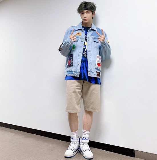 Singer Kang Daniel showed off his refreshing charm in line with the warm weather.On the 3rd Kang Daniel official Twitter Inc., Daniel who came to shoot Danity Heart with a cool look as cool as todays weather!# Music Bank Ball Danity and a picture came up.The photo released showed Kang Daniel in beige shorts and a blue jacket; Kang Daniel also showed off her cuteness with a hair band.He was particularly proud of his warm appearance with a small face and a clear eye, and he caught his eye by revealing the model force at a very high rate.The fans who responded to the photos responded such as I will use Music Bank, This costume is a big hit and Cute.Meanwhile, Kang Daniel will appear on KBS-2TV Music Bank at 5 pm today.