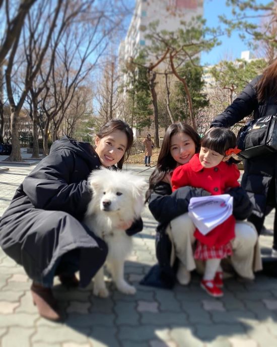 Actor Ko Bo-Gyeol has released a two-shot shot with Kim Tae-hee.On the 3rd, Ko Bo-Gyeol posted a picture and a picture on his instagram saying, #High-ByMama is a bad week, but please have fun with special broadcasts instead.Kim Tae-hee and Ko Bo-Gyeol in the public photos are hugging dogs and Seo Woo-jin and smiling respectively.The two unique beautiful looks cause admiration.Kim Tae-hee and Ko Bo-Gyeol are appearing on TVN Saturday Drama High by, Mama!Photo: Ko Bo-Gyeol Instagram