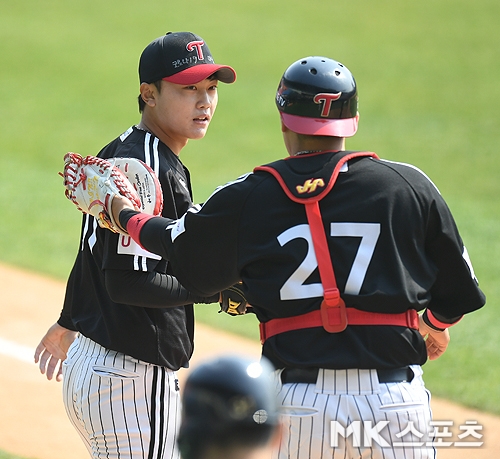 I like the arrest and the body, but I think Mental is too good.LG Twins veteran Catcher Sungwoo Lee, 39, offered praise for high school graduate duo Lee Min-ho, 19, and Kim Yun-stock, 20.Sungwoo Lee, who met after the team training at the Jamsil-dong baseball stadium in Seoul on the morning of the 4th, saw two new players who are raising their share prices recently, saying, I have a really good body and I have good arrest.The highest rating, however, is the Mental.Its not like a 20-year-old (Lee Min-ho) or a twenty-one-year-old (Kim Yun-stock) player, Catcher said. Catcher has no choice but to see the faces of the Pitchers on the Mound.Although it is a white war, it is not a nervous face at all. I threw it confidently and thought, You have really good pitchers in.I think it will be very helpful for the team, he said.Lee Min-ho, a former Whipungo, received the first nomination, and Kim Yun-stock, a graduate of Jinheung High School, wore the LG uniform in the second round of the third place.The down payment is 300 million won for Lee Min-ho and 200 million won for Kim Yun-stock, which gives a glimpse of the expectation of the two Young-guns.He is increasing his innings and increasing his chances as a starter.Last year, Jung Woo-young (21), a rookie in the KBO League, said, I think I saw me last year, after seeing a years juniors. I am interested in both of them now, but I have a lot to say that I should do well in the season.Im not saying bad things, but Im holding up things to catch while Im taking care of them. Im saying good things, he said.If I cant do it, Ill take care of it as the team is going to be plus if they do it well.Although the opening schedule has not been confirmed due to the spread of the new coronavirus infection (Corona 19), and the teams own practice game should solve the thirst of the game, LG was expecting the 2020 season with the emergence of the rookies.