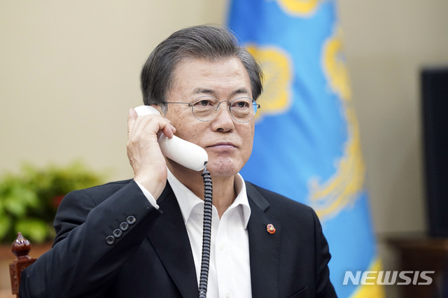 [서울=뉴시스]문재인 대통령이 3일 오후 청와대 여민관에서 응우옌 쑤언 푹 베트남 총리와 전화 통화하고 있다.(사진=청와대 제공) 2020.04.03.  photo@newsis.com