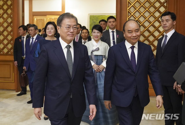 [서울=뉴시스]문재인 대통령과 응우옌 쑤언 푹 베트남 총리가 27일 오후 청와대에서 열린 공식만찬에 참석하고 있다. (사진=청와대 제공) 2019.11.27.   photo@newsis.com