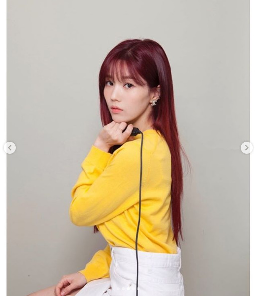 Group IZ*ONE Eunbi has unveiled fresh fashion in Spring.Eunbi posted a picture on the official SNS of IZ*ONE on the 4th with the article Spring is Spring.The silver in the photo showed a refreshing charm in yellow and white bottoms, adding to her innocence with long straight hair; the silver in the photo added a cute charm as she posed in various poses.Many fans admired the cute charm of Eunbi.IZ*ONE, which belongs to Eunbi, recently performed his first full-length album Bloom Eyes