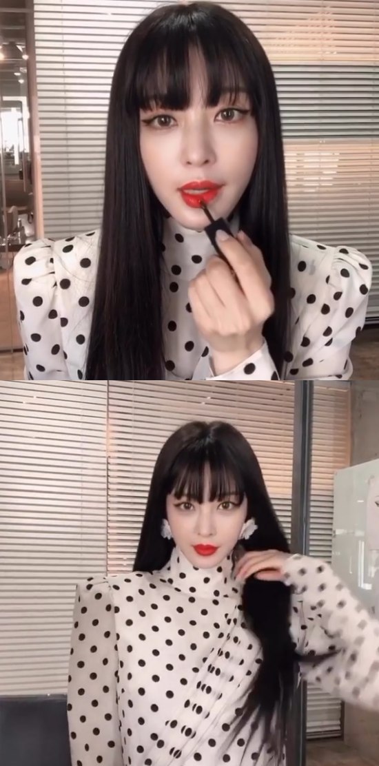 Actor Han Ye-seul shows off his unrivaled beautyHan Ye-seul posted the video to his Instagram account on Monday.Han Ye-seul in the public footage is wearing red lipstick, which is eye-catching as he shows off his ever-more watery visuals with long straight hair with bangs.Meanwhile, Han Ye-seul is running the YouTube channel Han Ye-seul.Photo: Han Ye-seul Instagram