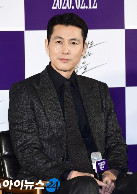 Actor Jung Woo-sung was beaten by Fathers deathAccording to the agency The Artist Company on May 5, Jung Woo-sungs father died of old age this morning.The Artist Company said, As the time is time, I will send the deceased quietly with my family. I hope you will pray for the deceased with comfort.I am asking for comfort by phone or text because Winston Chao is difficult due to COVID-19, he added. I politely declined harmony and condolences.Binso was set up in a hospital in Gangnam, Seoul, and the footing is seven days.