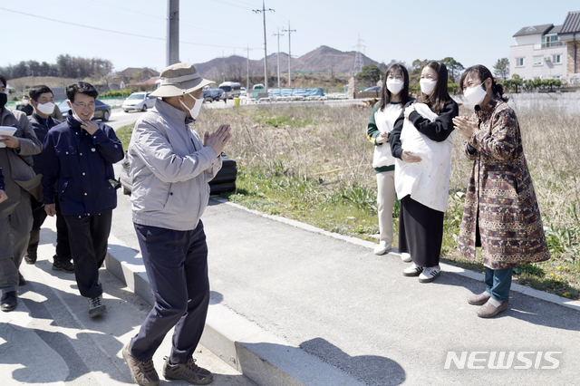 산불피해 지역 주민들과 인사하는 문재인 대통령