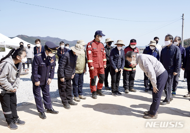 고개 숙여 인사하는 문재인 대통령