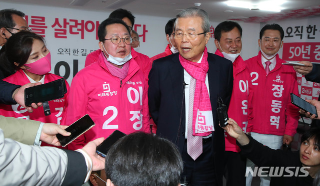[대전=뉴시스] 장세영 기자 = 김종인 미래통합당 총괄선대위원장이 5일 대전 중구 이은권 미래통합당 21대 총선 후보자 사무실에서 열린 대전 권역 선거대책위원회 회의에 참석해 회의를 끝내고 취재진의 질문에 답하고 있다. 2020.04.05. photothink@newsis.com