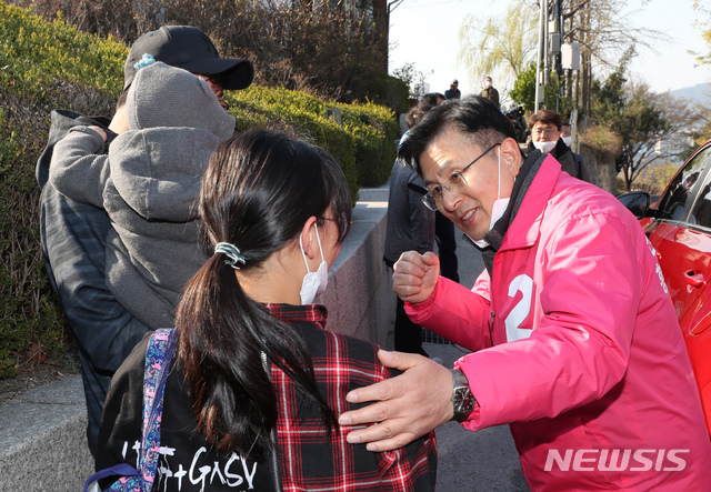 [서울=뉴시스] 고승민 기자 = 황교안 미래통합당 종로구 후보가 휴일인 5일 서울 종로구 낙산공원을 찾아 산책 나온 시민과 인사를 하고 있다. 2020.04.05. kkssmm99@newsis.com