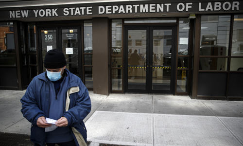 뉴욕 노동부가 코로나19 우려로 폐쇄 되어 한 남성이 돌아가고 있다. 뉴욕=AP연합뉴스 