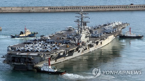 도선사 지시에 따라 부산항 출항하는 미 해군 핵 추진 항공모함 로널드 레이건호 [촬영 김재홍·재판매 및 DB 금지]