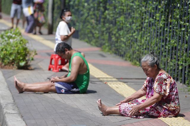 인도네시아 시민들이 자카르타 스나얀 거리에서 코로나19 예방 목적으로 아침햇살을 쬐고 있다. 자카르타포스트 캡처