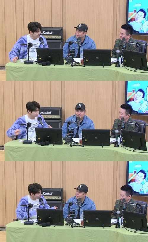 TV Cultwo Show Singer Lee Jin-hyuk released his role model.Lee Jin-hyuk appeared on SBS Power FMs Dooshi Escape TV Cultwo Show (hereinafter referred to as TV Cultwo Show) which was broadcast on the afternoon of the 6th.DJ Kim Tae-gyun wondered, Kang Ho-dong told Lee Jin-hyuk that he felt like watching Lee Seung-gi 15 years ago.In the SBS entertainment program All The Butlers, Lee Seung-gi said that it was a role model, but did not you say Yunho before?Lee Jin-hyuk, who was embarrassed by the question of who is the real role model, confessed that he is (now) Lee Seung-gi senior after many troubles.Youll be looking at the reason now, he explained. Ive been in touch with All The Butlers until yesterday.Since then, Yunho has been nervous about being another second role model, not a role model.