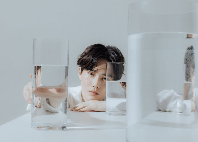 EXO Suho (a member of SM Entertainment) won the top spot on the weekly record chart with his first Solo album Self-Portrait.Suhos first mini-album Self-Portrait, released on March 30, topped the weekly charts on various music charts such as Hanter charts, Shinnara Records, and Yes24, confirming Suhos powerful Solo power.In addition, this album has been ranked # 1 in 53 regions around the world including France, Finland, Sweden, UAE, India, Brazil, Russia, Japan, Spain and Macau on the iTunes top album chart, and has gained high interest such as QQ music, cougu music, Cougar Music digital album sales chart, and so on.In addition, Suho appeared on various music programs last week and performed the album title song Lets Love, and showed a clear and sweet tone and excellent live performance, which focused attention on viewers.SM