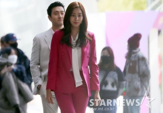 What is Choi Siwon (Super Junior), Uees Virtuous Romance like?Choi Siwon, Uee filmed MBC SF8 project series Kenneth Tsang Kong Pod at MBC New Building Plaza in Sangam-dong, Seoul, on the afternoon of the 4th.Kenneth Tsang Kong Pod is a romantic comedy that depicts the process of making love in real life by men and women who met through Virtuosity (VR).In this shoot, Choi Siwon and Uee showed off their unique visuals and filmed them, raising questions about what romantic comedy the two will create during filming.The atmosphere of the scene and the expression of the two unpredictable actors were added to raise the desire for the shooter.Meanwhile, SF8 includes works such as Human Certification, Manshin, Nursing, I can not love you in a week, Space Joan, Kenneth Tsang Pod, White Crow and Blink.SF8, which will be created as a work of various materials such as artificial intelligence (AI), Kenneth Tsang reality (AR), Virtuosity (VR), robot, game, fantasy, horror, psychic ability, and disaster, will be released on the OTT platform wave in July, Two versions of O Lizzynal will be broadcast over four weeks.