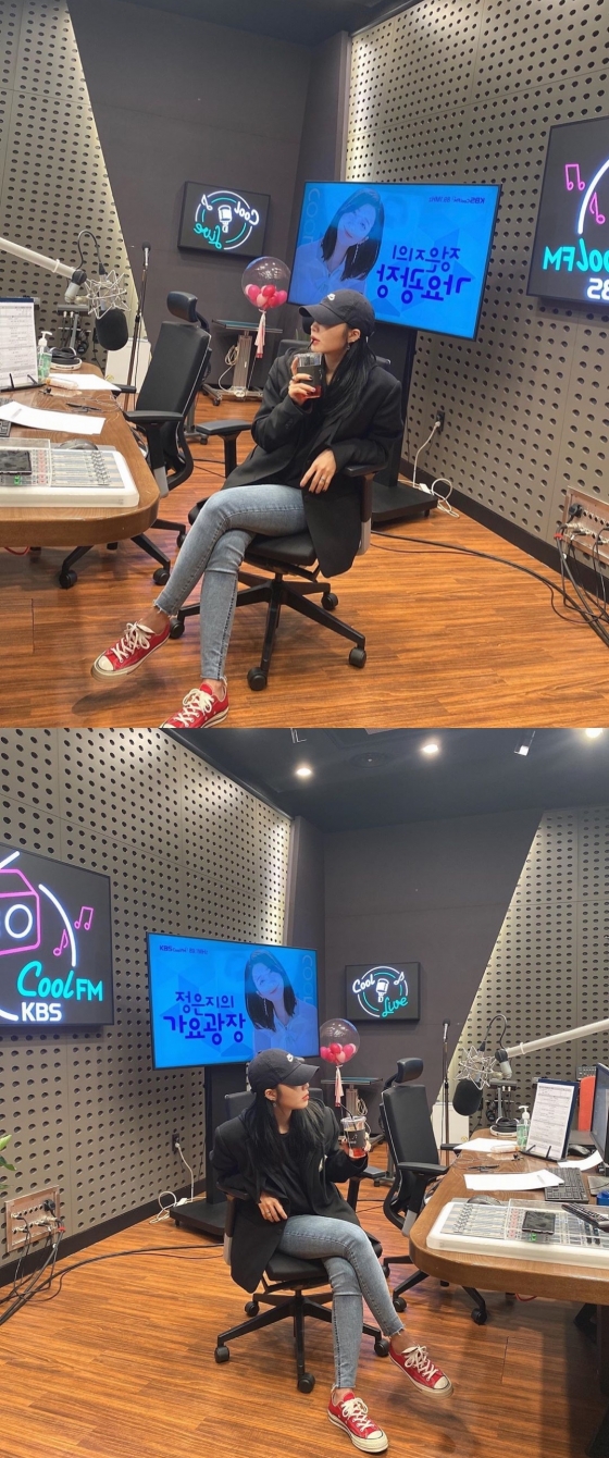 Group Apink member Jung Eun-ji has attracted Eye-catching in simple fashion.Jung Eun-ji posted two photos on his Instagramgram on the 6th with an article entitled SIMPLE IS THE BEST.In the photo, there is a picture of Jung Eun-ji sitting with his legs crossed with his hat.Jung Eun-ji paired her black jacket with jeans to complete the simple yet stylish fashion.The netizens who responded to this responded that come back and get a big hit and drinking coffee is cool.On the other hand, Jung Eun-ji appeared in the TVN entertainment program Music Alumni Good which last February.