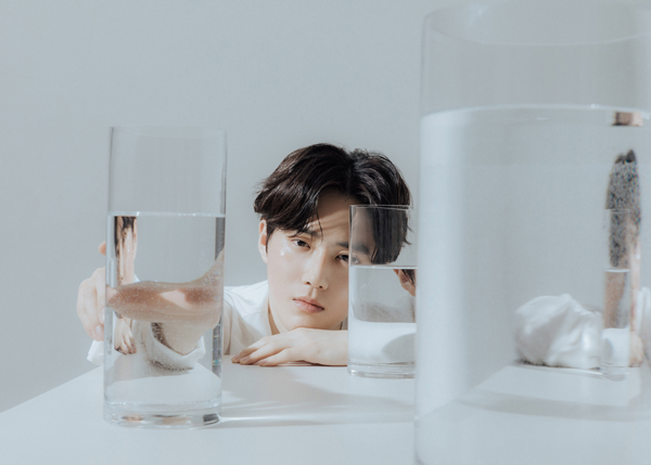 EXO Suho won the top spot on the weekly record chart with his first Solo album Self-Portrait.Suhos first mini-album Self-Portrait, released on March 30, topped the weekly charts on various music charts such as Hanter charts, Shinnara Records, and Yes24.This album has been ranked # 1 in 53 regions around the world including France, Finland, Sweden, the United Arab Emirates, India, Brazil, Russia, Japan, Spain and Macau on the iTunes top album chart.In addition, it has gained high interest in Chinas largest music site QQ Music, Cougu Music, Cougar Music Digital Album Sales Chart.Suho appeared on various music programs last week and performed the album title song Lets Love, and was well received for its clear, sweet tone and excellent live.