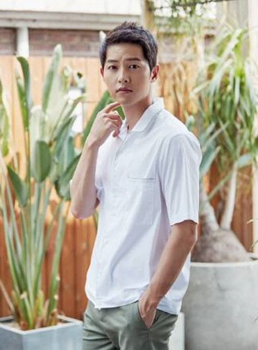 Actor Song Joong-ki has become a hot topic to the news that Song Hye-kyo and the house used as a honeymoon home are being demolished.Song Joong-ki and Song Hye-kyo two Hallyu stars are still attracting attention in the Greater China after every move.Hong Kongs South China Morning Post said on May 5 that Song Joong-ki will demolish the Hannam-dong house in Yongsan-gu, Seoul.The house was known as the newlyweds home of Song Joong-ki and Song Hye-kyo.The media added that Song Joong-ki plans to demolish the house and build a single-family house with three floors underground and two floors above ground, and will be completed by the end of June next year.Song Joong-kis agency, High Story D & C, said, It is difficult to confirm because it is Actors private life.Song Joong-ki recently became a hot topic by purchasing a luxury condominium worth about 2.7 billion won near Honolulu Beach in Hawaii.Song Joong-ki and Song Hye-kyo met in 2016 as a descendant of the Sun and developed into lovers, married in October 2017, but confirmed the duty in July last year.The two are Korean stars who have thrilled Asian hearts with the descendants of the sun.At the time of marriage, the interest of Greater China fans and media exceeded the interest of Korea, and even after the divorce, one small photo of the two people is published in a big way.An entertainment official said, It may be the fate of the stars, but there is a lot of interest in Greater China especially for Song Joong-ki Song Hye-kyo.Meanwhile, Song Joong-ki stopped filming in Colombia in the aftermath of Corona 19 (a new Corona virus infection) during filming of the movie Bogota, and returned home on the 24th of last month and went into self-defense.