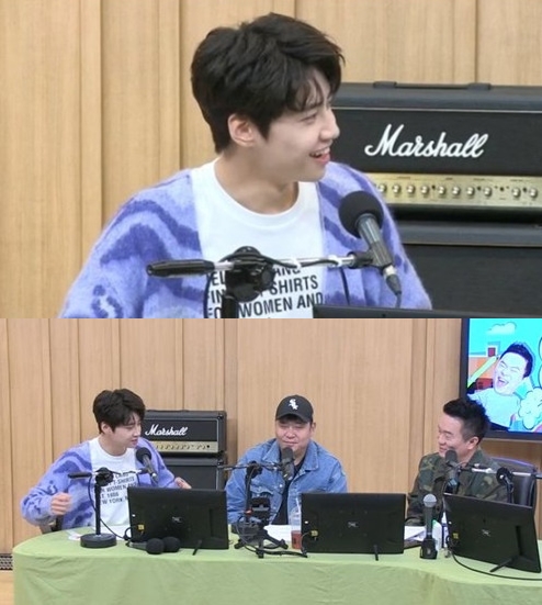 Singer Lee Jin-hyuk reveals about current role modelLee Jin-hyuk appeared as a guest and talked to SBS Power FM Doosan Escape TV Cultwo Show (hereinafter referred to as TV Cultwo Show) on the 6th.The comedian Moon Se-yoon was the special DJ on the day.Lee Jin-hyuk has appeared on SBS entertainment program All The Butlers on the 5th as a Daily disciple and collected topics.Lee Jin-hyuk said, I was surprised to be the number one player in real-time entertainment and sports search.One listener said, Lee Seung-gi was a role model in All The Butlers, but it was not Yunho originally.Who is the real one?Lee Jin-hyuk, who was embarrassed, replied, (currently) role model is Lee Seung-gi.When asked why, Lee Jin-hyuk laughed, explaining, Because you are watching now, because you have been in contact with Lee Seung-gi until yesterday.Lee Jin-hyuk then quickly settled, saying Yunho is the second role model.Meanwhile, Lee Jin-hyuk is currently taking on his first acting challenge through MBC drama The Mans Memory.PhotosSBS-Showed Radio Capture