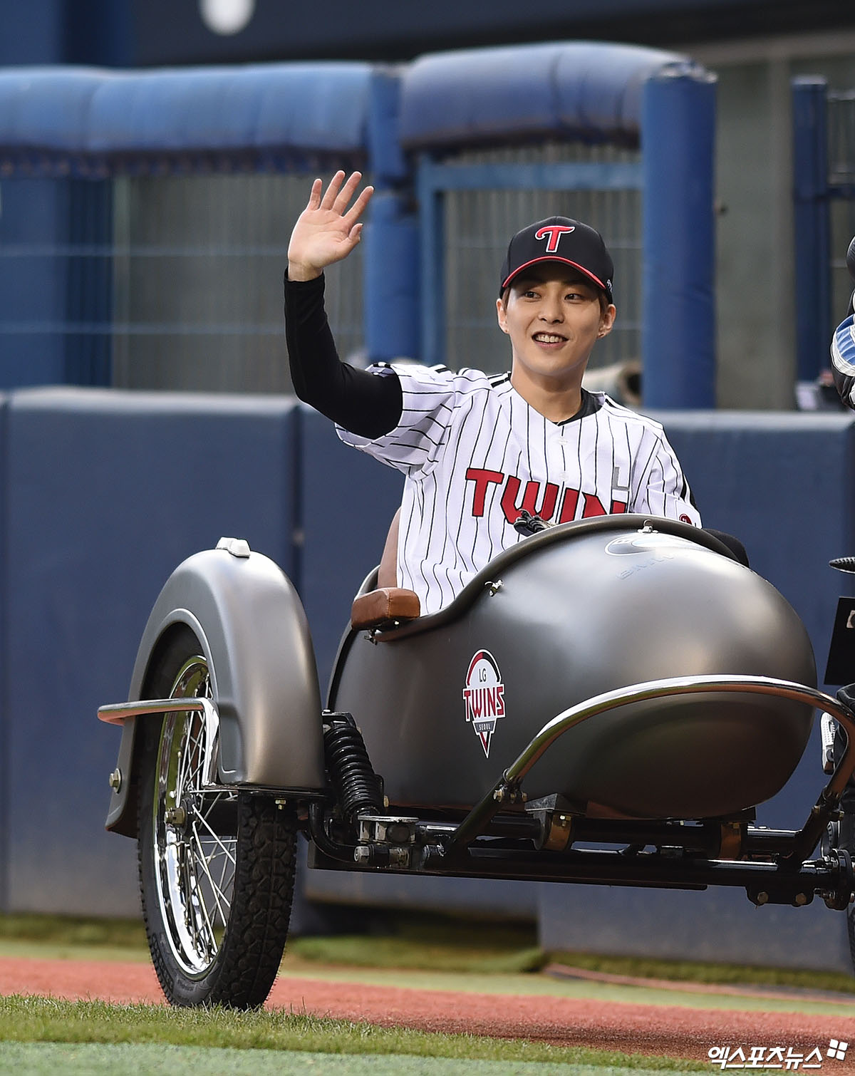 Good to see you.Get off nicely.Uniform number 99.Xiumin, who appeared on a bike in the outfield before the start of Kyonggi, said, I am grateful to be able to use the glorious Kyonggi.The LG Twins are now winning four straight games, and EXO will be the fifth anniversary of this year. I think it would be nice if the LG Twins won five straight games, he said.LG Twins cheer.Pumps tight because of the tension.Sharp eyes.Powerful Windup.Show me the perfect form.Xiumin was on the topic in the summer of 2015, with a cute appearance of shorts and uniform combination and a perfect verse with opposite charm.On this day, we completed the verse fashion with a uniform with 99 numbers such as black jeans and EXO stage costumes in a somewhat chilly weather.Xiumin, who received a verse guidance from LG pitcher Lim Chan-gyu before Kyonggi, smiled brightly after finishing the verse stably.Bright smile after the verse.We should cherish the verse.Baseball Stadium: Chicken.As Xiumin hoped, the LG Twins won their first five consecutive wins with a 4:0 score to the Samsung Lions thanks to starting pitcher Henry Sosas 7.2 innings, four hits, and no score.On the other hand, Xiumin joined Army active duty in May last year and started military service among EXO members first.In October, he took the role of the past in the Army creative musical Return - Promise of the Day and finished the successful musical debut.He is currently faithfully carrying out his defense duties and is set to Discharge in December this year.