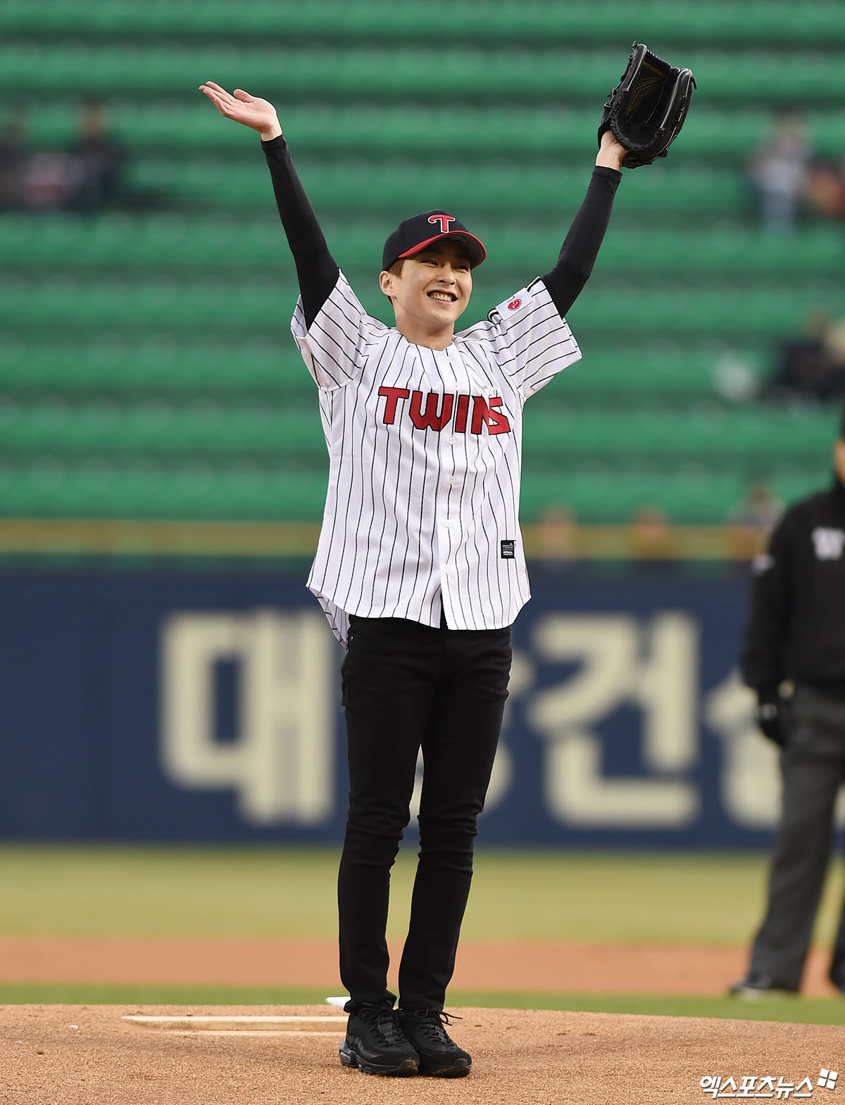 Good to see you.Get off nicely.Uniform number 99.Xiumin, who appeared on a bike in the outfield before the start of Kyonggi, said, I am grateful to be able to use the glorious Kyonggi.The LG Twins are now winning four straight games, and EXO will be the fifth anniversary of this year. I think it would be nice if the LG Twins won five straight games, he said.LG Twins cheer.Pumps tight because of the tension.Sharp eyes.Powerful Windup.Show me the perfect form.Xiumin was on the topic in the summer of 2015, with a cute appearance of shorts and uniform combination and a perfect verse with opposite charm.On this day, we completed the verse fashion with a uniform with 99 numbers such as black jeans and EXO stage costumes in a somewhat chilly weather.Xiumin, who received a verse guidance from LG pitcher Lim Chan-gyu before Kyonggi, smiled brightly after finishing the verse stably.Bright smile after the verse.We should cherish the verse.Baseball Stadium: Chicken.As Xiumin hoped, the LG Twins won their first five consecutive wins with a 4:0 score to the Samsung Lions thanks to starting pitcher Henry Sosas 7.2 innings, four hits, and no score.On the other hand, Xiumin joined Army active duty in May last year and started military service among EXO members first.In October, he took the role of the past in the Army creative musical Return - Promise of the Day and finished the successful musical debut.He is currently faithfully carrying out his defense duties and is set to Discharge in December this year.