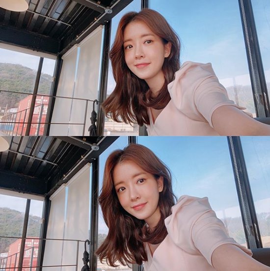 Actor Jung In-sun has revealed a pure-hearted routine.On the 6th, Jung In-sun posted a picture on his instagram.Jung In-sun in the public photo is taking a self-portrait with Smile at the mouth.Jung In-sun caught the eye with her distinctive innocent beautiful looks.In particular, Jung In-suns innocent styling, with a short-sleeved dress and brown wave hair, blended with the sunny Spring weather that became the background of selfie photography, which accentuated his beautiful looks.Netizens admired Jung In-suns beautiful look and responded to Alley Goddess and Thank you for your long time.On the other hand, Jung In-sun is active in SBS entertainment program Baek Jong-wons alley restaurant.Photo: Jung In-sun Instagram
