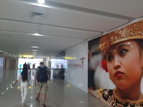 코로나19 사태로 한산한 발리 공항 [연합뉴스 자료사진]