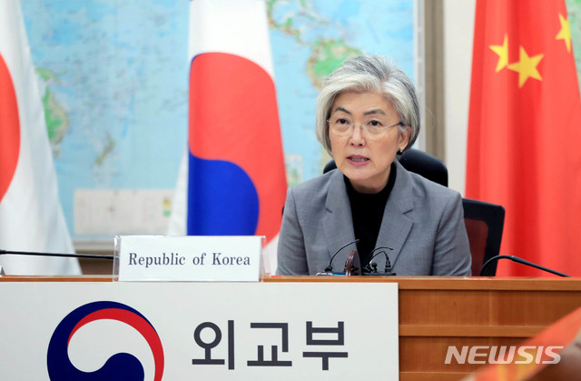 [서울=뉴시스]김병문 기자 = 강경화 외교부 장관이 20일 오전 서울 종로구 외교부 종합상황실에서 왕이(王毅) 중국 외교부장, 모테기 도시미쓰 일본 외무상과 신종 코로나바이러스 감염증(코로나19) 대응 화상회의하고 있다. 2020.03.20.   photo@newsis.com