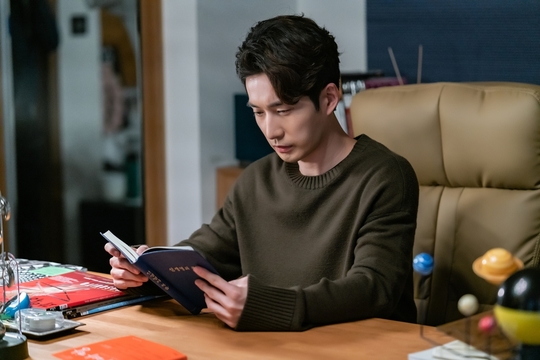 What clue does Ryu Deok-hwan find?SBS monthly drama No One Knows (playplayplay by Kim Eun-hyang/director Lee Jung-heum) is releasing one by one the secrets of the events that are entangled like nets.The fall of Ko Eun-ho (Ahn Ji-ho), the real face of the evil Baek Sang-ho (Park Hoon), and the birth-related secret of Ko Eun-ho, which no one expected.Among them, Long-term protection (Kwon Hae-hyo) handed it to Ko Eun-ho and the fact that Baek Sang-ho is looking for a crazy gospel caused another question about the development afterwards.Meanwhile, on April 7, the production team of No One is drawing attention by revealing the appearance of Lee Sun-woo (Ryu Deok-hwan), who started to look into the New Life Gospel in earnest ahead of the 12th broadcast.In the photo, Lee Sun-woo is reading and reading the New Life Gospel with a blue cover in the place where he looks at his house.Lee Sun-woos expression looking into the New Life Gospel is so serious and serious that it stimulates the curiosity of enthusiastic viewers about what is in the alternative.Lee Sun-woo is the substantive successor to the Holy Foundation, which is associated with the New Life Church.Since I was a child, I went to Shin Life Church and I recognized the face of Long-term protection caught together with Ko Eun-ho and CCTV video.As Long-term protection emerged as an important figure in the case and it was revealed that he left it to Ko Eun-ho was a new life gospel, he added curiosity about what clue Lee Sun-woo will find.It is also a point to note what Lee Sun-woo will do in the future.Lee Sun-woo, who had previously hesitated between uncomfortable truth and safe lie, discovered the crash secret of Ko Eun-ho and announced the change.However, the shocking secret that Ko Eun-ho may be the son of his brother-in-law, Yoon Hee-seop (Jo Han-chul) was revealed and he was again in a confused situation.Lee Sun-woo is uncomfortable, but can he face the truth that he must know?pear hyo-ju