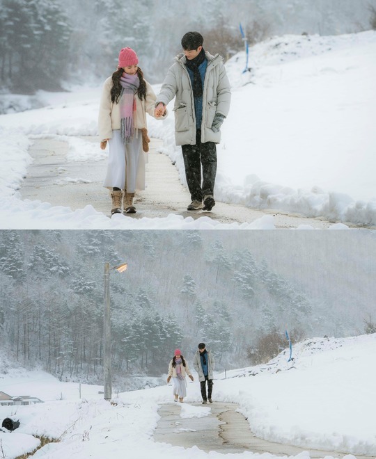 A snowy melodrama unfolds over the snowy plains of Park Min-young Kang-joon.JTBCs monthly drama Ill Go If the Weather Is Good (playwright Hangaram, director Han Ji-seung, Jang Ji-yeon, production ace factory, and hereinafter Day back) released Park Min-young and the sultry snowy date steel of Seo Kang-joon on April 7.The heartfeltness of the two people, who are as heavy as the snow accumulated in Bukhyeon-ri, comes from the eyes that look at each other.In the last broadcast, Haewon and Eunseop became closer together by sharing their unhappiness stories about the past, and Haewon decided to die without enduring the sharp gaze toward him.Eun-seop, who learned about Feeling of the day when he was at risk of leaving himself on the river, said, I am glad to live. Thank you for not dying.They said that they spent time with each other, shared their hard minds, listened to them with sincerity, and comforted them.I had a sweet night based on solid trust and hard love in the mind that was swollen out of control.After that, their love lines will become more intense. Haewon and Eunseop, who are having a romantic time without any interruption in the public still cut, seem to be very happy.The cold is likely to fade like snow in the white snowy snowy snow that has been unfolded all over the night, the warmth of the hands facing each other.The heart of the marmel couple, which does not want to fall for a moment, is fully conveyed in that bloated figure.It is noteworthy what kind of sweetness and excitement will be given to viewers hearts by Day back, which is getting more attention as their love grows stronger every time.pear hyo-ju