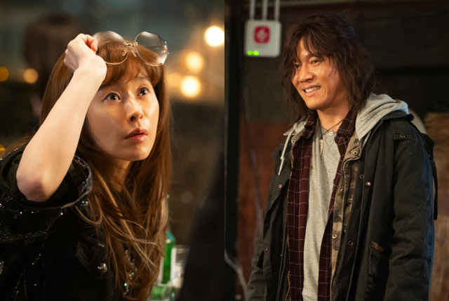 On the 7th, MBC New Moonhwa Drama Would you like to have dinner with me? revealed the mystery couple Ye Ji-won and Park Ho-sans Steel Series, which predicts Tikitaka Chemi.The first broadcast of Dinner in May, Will you like to have dinner together? is a delicious romance in which two men and women whose feelings of love have degenerated into the parting wound and the Alone culture will join together for dinner and fall into each others charm as if they were riding together.Ye Ji-won and Park Ho-san, who appear as mysterious couples, will amplify the fun of the drama with the fantasy Tikitaka.Ah Young, the head of the web video channel company 2N BOX, attended by Dohee (Seo Ji-hye), is sometimes cool but sincerely cares for Dohee, including putting things first rather than love and whipping new plans on Dohee, who has been hit hard.In fact, the two of them are between college seniors and juniors before they are employers and employees, and Ah Young gives Dohee advice because they are so sticky that they know Dohees last love company.Park Ho-san, a mysterious figure who appears in front of a convenience store in Dohees neighborhood, often throws a message to Dohee, who interferes with everything.Dohee, who was troubled at first, does not seem to be a bad person, but rather listens to his unusual insight and smart words.Here, Ah Young is expected to build up an episode with Kienu and add a different relationship and fun.The SteelSeries, which was released, captured the accidental encounter between South Ah Young and Kienu, who even lifted his glasses as if to confirm it properly.Kienu, who steals her gaze with a unique hairstyle, is smiling at Ah Young.As the story develops, expectations for the breath and unpredictable performance of Ye Ji-won and Park Ho-san, which will add fun, are heightened.