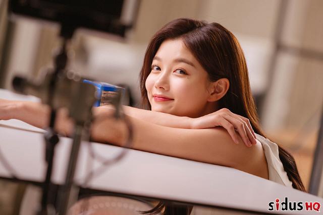 <p>Actor Kim Yoo-jung this view, but the eye is clear that the cut was introduced.</p><p>Kim Yoo-jung is the company has revealed a pictorial of the line cut through the eye of purification to call the dazzling pure, and Spring scent the rich year for visual and and the fans are customers are making.</p><p>The revealed pictorial behind the cut in the Kim Yoo-jung is a unique Half-Moon eyes out with a stills camera to fit and spray please smile, while the breeze and to concentrate on the shots etc, one still pictorial veteran of the aspects of the area.</p><p>Also Kim Yoo-jung is smart, sassy and come closer for a visage as cute and as well as pointed as a common expression until now and colorful expression with pictorial ons are. Especially the unique loveliness and purity, just like with Kim Yoo-jung, only the attraction of the long style.</p>