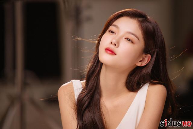 <p>Actor Kim Yoo-jung this view, but the eye is clear that the cut was introduced.</p><p>Kim Yoo-jung is the company has revealed a pictorial of the line cut through the eye of purification to call the dazzling pure, and Spring scent the rich year for visual and and the fans are customers are making.</p><p>The revealed pictorial behind the cut in the Kim Yoo-jung is a unique Half-Moon eyes out with a stills camera to fit and spray please smile, while the breeze and to concentrate on the shots etc, one still pictorial veteran of the aspects of the area.</p><p>Also Kim Yoo-jung is smart, sassy and come closer for a visage as cute and as well as pointed as a common expression until now and colorful expression with pictorial ons are. Especially the unique loveliness and purity, just like with Kim Yoo-jung, only the attraction of the long style.</p>