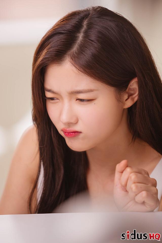 <p>Actor Kim Yoo-jung this view, but the eye is clear that the cut was introduced.</p><p>Kim Yoo-jung is the company has revealed a pictorial of the line cut through the eye of purification to call the dazzling pure, and Spring scent the rich year for visual and and the fans are customers are making.</p><p>The revealed pictorial behind the cut in the Kim Yoo-jung is a unique Half-Moon eyes out with a stills camera to fit and spray please smile, while the breeze and to concentrate on the shots etc, one still pictorial veteran of the aspects of the area.</p><p>Also Kim Yoo-jung is smart, sassy and come closer for a visage as cute and as well as pointed as a common expression until now and colorful expression with pictorial ons are. Especially the unique loveliness and purity, just like with Kim Yoo-jung, only the attraction of the long style.</p>