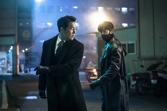 Lugal Choi Jin-hyuk and Park Sung-woong are leading the play with perfect synergy.OCN TOIL Original Lugal (directed by Kang Cheol-woo, Dohyeon, Planning Studio Dragon, and Produced by Liyen Entertainment) released behind-the-scenes cuts of Choi Jin-hyuk and Park Sung-woong, which created different heroes and Billons in their own colors, on April 8.The breath of two people crossing the extreme and extreme temperature difference from the undisclosed cut of the tensioning Daechi station scene to the back of the filming scene catches the eye.The development of Lugal is getting more interesting as the artificial snow hero Kang Ki-beom (Choi Jin-hyuk) and absolute Billen Hwang Deuk-gu (Park Sung-woong) collide in earnest.Kang Ki-bum and Hwang Deuk-gu, who were chasing each other, finally made a breathtaking tension with the third ending of Daechi station.Kang Ki-bum, who had been in revenge, was shut down and collapsed, and Hwang Deuk-gu left in a police car.In this case, Rugal found that Argos was also connected to the police.Hwang Deuk-gu, who had kidnapped people and was engaged in human remodeling experiments, even turned Seol Min-joon (Kim Dae-hyun) into an experimental body, and Kang Ki-bum began to pursue Hwang Deuk-gu more closely following the crime clues.Here, Kang Ki-bums artificial eyes evolved themselves and the unpredictable development was predicted.As the confrontation between good and evil becomes clearer, the characters who are full of personality of Lugal are attracting attention.Above all, Choi Jin-hyuk and Park Sung-woong, who have perfected hero and billon, are receiving hot response.The photo released on the day included a three-time ending scene that gathered topics with a sparkling confrontation.As the intense action came and went, Choi Jin-hyuk and Park Sung-woong were completely immersed in the shooting.From meticulous monitoring to the way it combines, you can get a glimpse of how the acting of believing and seeing was born.Two people who never miss the details to make the characters they have never seen before feel real. The secret of Legend breathing is buried all over the set.As the key scene that has slowly tightened tension, the charisma of Choi Jin-hyuk and Park Sung-woong is more intense than ever.The hot eyes of the undisclosed cut are so creepy once again. The two of the extraordinary auras reveal the charm of reversal on the set.Choi Jin-hyuk and Park Sung-woong, who shine the scene with untiring energy, add anticipation to their future activities.The increasingly brutal confrontation between Billen Hwang and Kang Ki-bum, who is getting harder to catch him, is expected to start with their passion and synergy.kim myeong-mi