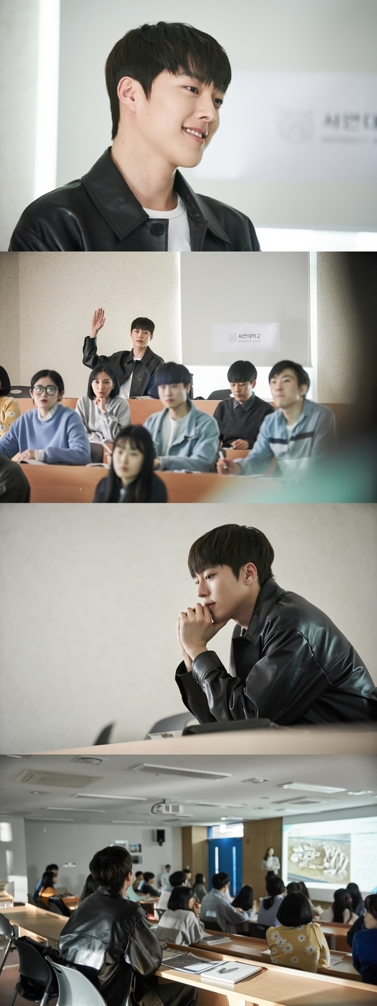 KBS 2TV New Mon-Tue drama Born Again captured the class of Jang Ki-yong, who transformed into a fresh medical student.KBSs new Mon-Tue drama, Bon Again (directed by Jin Hyung-wook/playplayplay by Jung Su-mi/produced UFO Productions, Monster Union), which is scheduled to air at 10 p.m. on April 20, is a reincarnation mystery melodrama that depicts the fate and Risen of three men and women who are intertwined in two lives.Chun Jong-beom, who is Acted by Jang Ki-yong in the play, is the son of Chun Seok-tae (Choi Kwang-il), the first year of medical school and the prosecutor general who is about to be appointed.He is an elite medical student who is not only brain and visual but also family.But the brutal rumors that such a perfect gene would have been followed by such a perfect gene are followed like a tag, and his reality hidden in the veil becomes more secretive.In the photo released, he is also attracted to the attention by showing a passionate participation in the class, while showing a strange atmosphere about what the smile of Chun Jong-beom (Jang Ki-yong) who gave the boys eyes would have included.He looked at the white remains on the screen and he raised his hand and went on a question offensive.Attention is focused on the reason for the sudden action of what awakened his curiosity, sitting alone in the back of the classroom and quietly taking classes.In addition, as each hero predicted Risen after 30 years, Jang Ki-yong, who foreshadowed the two characters, is also curious about the mysterious connection between another person in the 1980s, Gong Ji-cheol, and Jeong Ha-eun (Jeon Se-yeon) and Cha Hyung-bin (Lee Soo-hyuk).kim myeong-mi