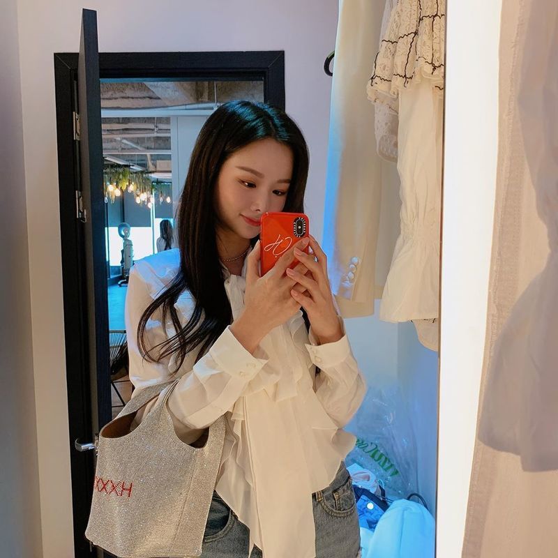 Group EXID leader Solji boasted a clean beauty.Solji posted a photo on his Instagram account on April 8 with an article entitled SPRING (Spring).Inside the picture was Solji, who was shooting a mirror selfie, adding a pure charm by wearing a white blouse and jeans.Soljis dissipating small face size makes her beauty more prominent.The fans who responded to the photos responded Its so beautiful, Its like a fairy and Its really beautiful.delay stock