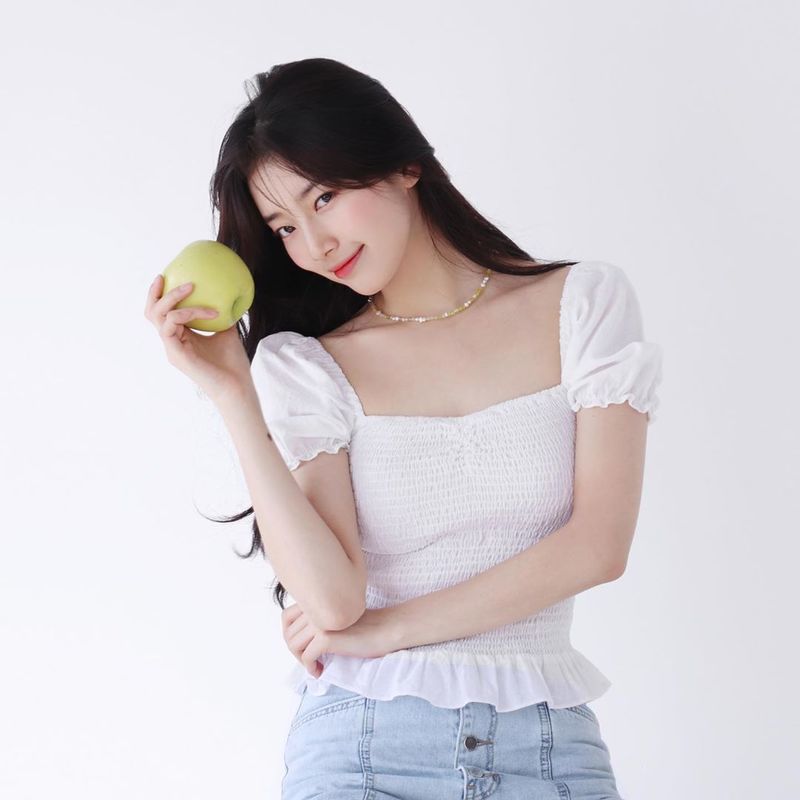 A photo shoot behind the singer and actor Bae Suzy was released.Bae Suzy Management Management Forest Official Instagram on April 8 Face restaurants, pictorial restaurants.Bae Suzy with a long word, and several photos were posted.Inside the photo was a picture of Bae Suzy, who is keen on filming the photo; Bae Suzy is smiling freshly in a white tee and blue jeans.Bae Suzys blemishes-free white-green skin and the size of a small face that seems to disappear make her look better.The fans who responded to the photos responded such as Honestly not human, but goddess?, It is really beautiful and Is it B cut?delay stock